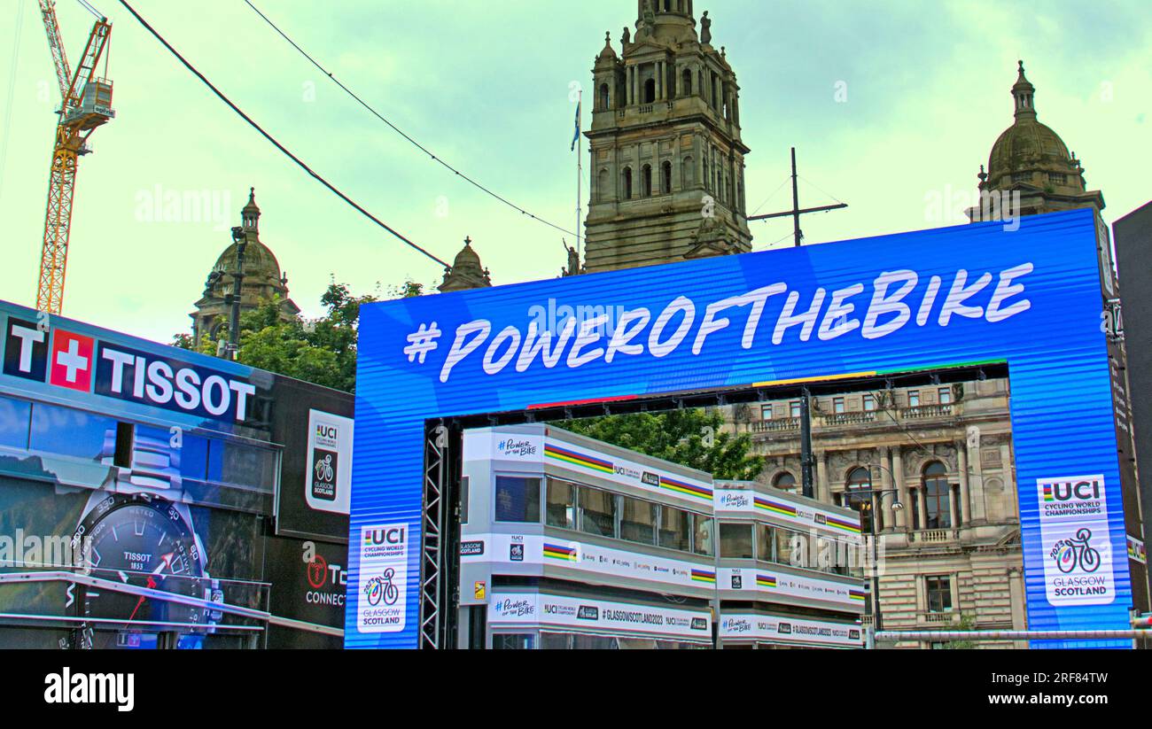 Glasgow, Écosse, Royaume-Uni 31 juillet 2023. Des barrières anti-terroristes UCI sont installées pour les championnats du monde dans les rues de la ville et canalisent les foules pour la vérification des bagages avec la circulation et les barrières. George Square voit la porte de la ligne de départ installée avec des barrières bordant le départ. Crédit Gerard Ferry/Alamy Live News Banque D'Images