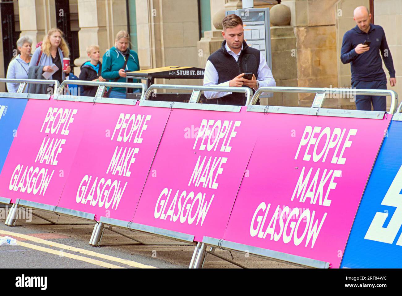 Glasgow, Écosse, Royaume-Uni 31 juillet 2023. Des barrières anti-terroristes UCI sont installées pour les championnats du monde dans les rues de la ville et canalisent les foules pour la vérification des bagages avec la circulation et les barrières. George Square voit la porte de la ligne de départ installée avec des barrières bordant le départ. Crédit Gerard Ferry/Alamy Live News Banque D'Images