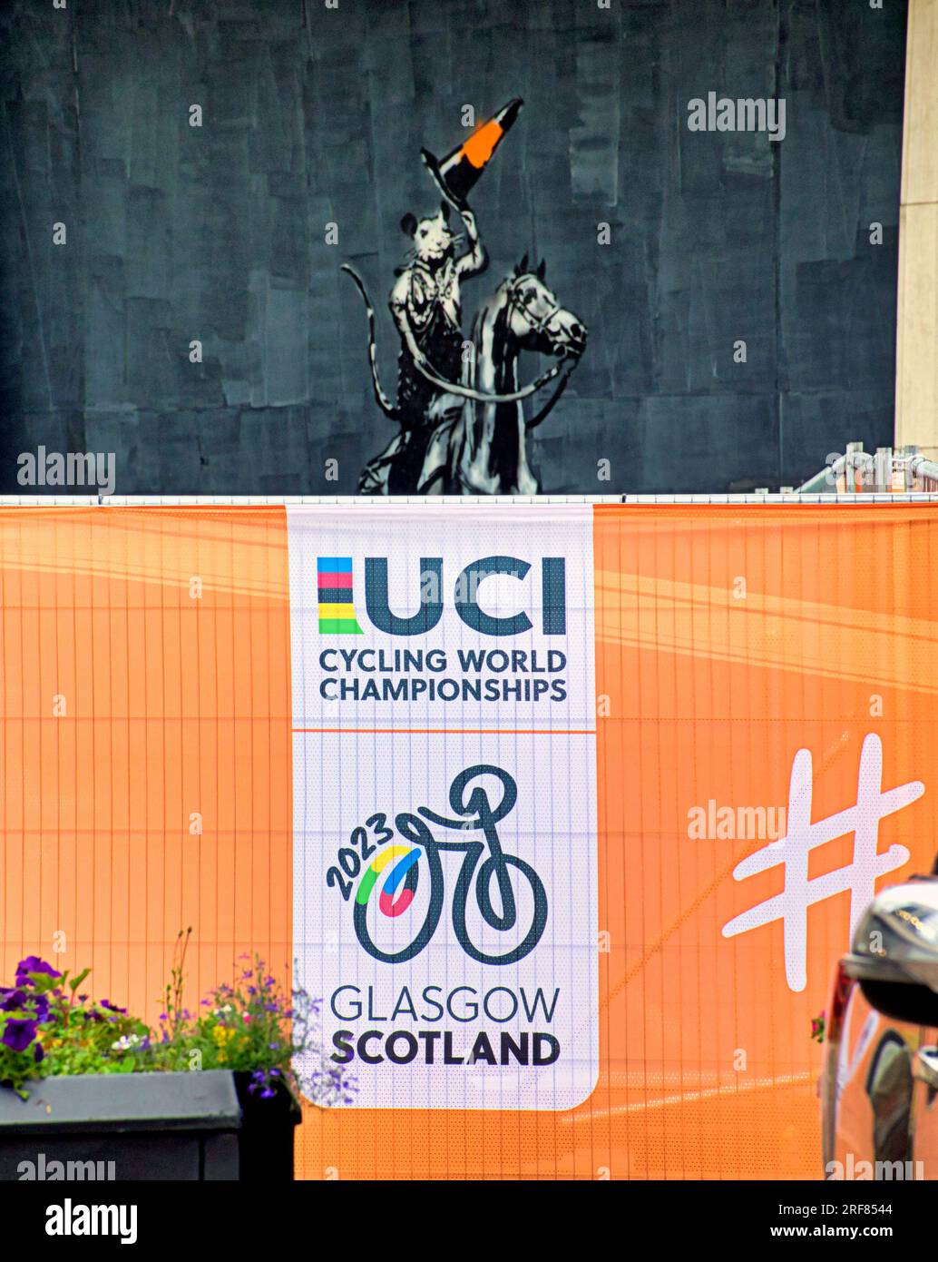 Glasgow, Écosse, Royaume-Uni 31 juillet 2023. Des barrières anti-terroristes UCI sont installées pour les championnats du monde dans les rues de la ville et canalisent les foules pour la vérification des bagages avec la circulation et les barrières. Banksie cône tête Duke Tribute sur Argyle Street lève son chapeau à la foule de l'uci. Crédit Gerard Ferry/Alamy Live News Banque D'Images