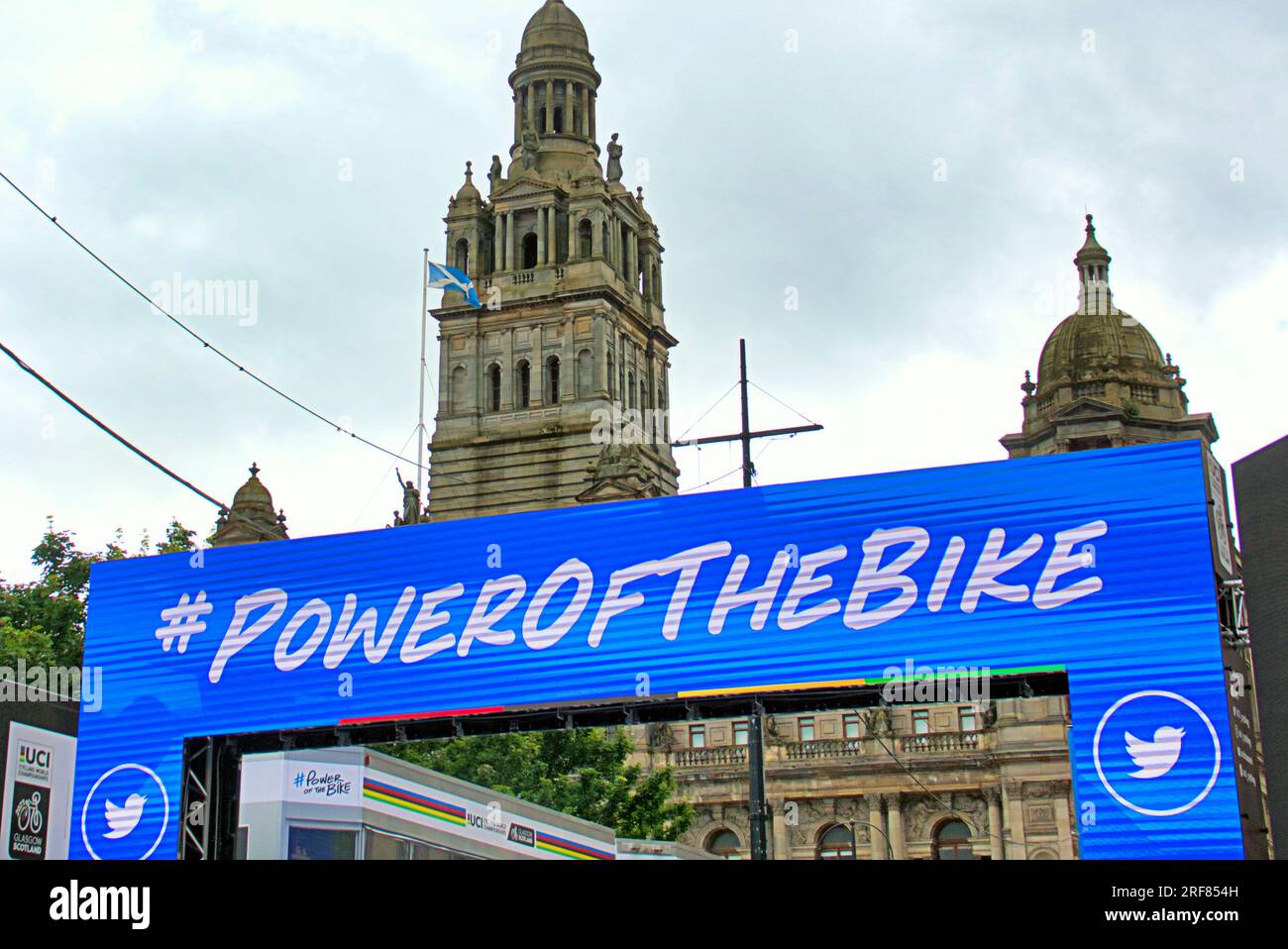 Glasgow, Écosse, Royaume-Uni 31 juillet 2023. Des barrières anti-terroristes UCI sont installées pour les championnats du monde dans les rues de la ville et canalisent les foules pour la vérification des bagages avec la circulation et les barrières. George Square voit la porte de la ligne de départ installée avec des barrières bordant le départ. Crédit Gerard Ferry/Alamy Live News Banque D'Images