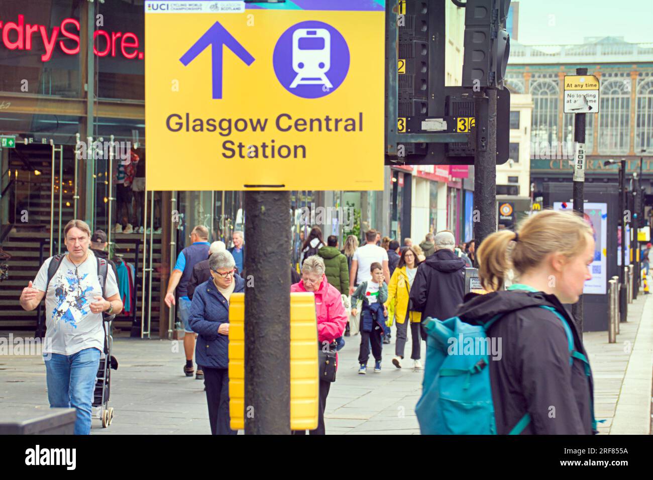 Glasgow, Écosse, Royaume-Uni 31 juillet 2023. Des barrières anti-terroristes UCI sont installées pour les championnats du monde dans les rues de la ville et canalisant les foules pour la vérification des bagages avec des panneaux de circulation et de barrières sont mis en place pour l'information du public. Crédit Gerard Ferry/Alamy Live News Banque D'Images