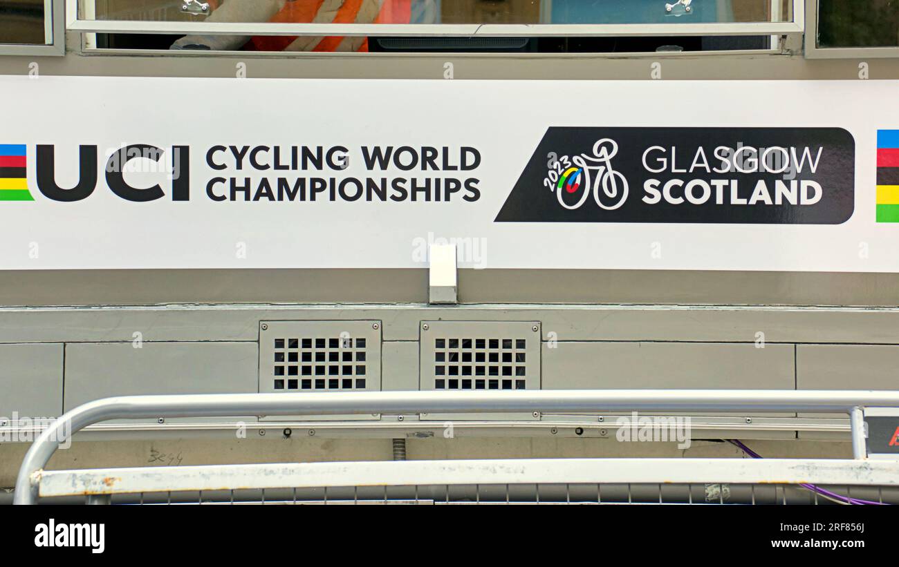 Glasgow, Écosse, Royaume-Uni 31 juillet 2023. Des barrières anti-terroristes UCI sont installées pour les championnats du monde dans les rues de la ville et canalisent les foules pour la vérification des bagages avec la circulation et les barrières. George Square voit la porte de la ligne de départ installée avec des barrières bordant le départ. Crédit Gerard Ferry/Alamy Live News Banque D'Images