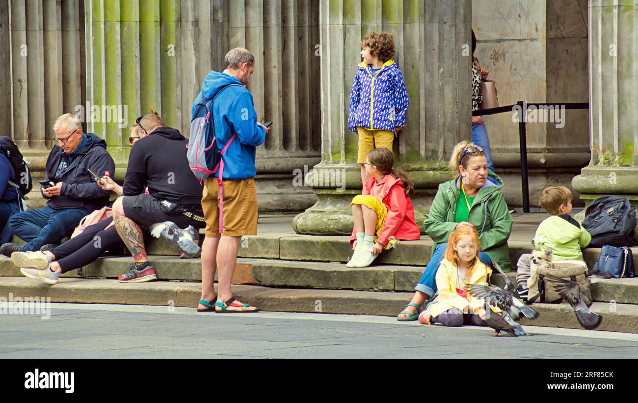 Glasgow, Écosse, Royaume-Uni 31 juillet 2023. Des barrières anti-terroristes UCI sont installées pour les championnats du monde dans les rues de la ville et canalisent les foules pour le contrôle des bagages avec la circulation et les barrières crédit Gerard Ferry/Alamy Live News Banque D'Images