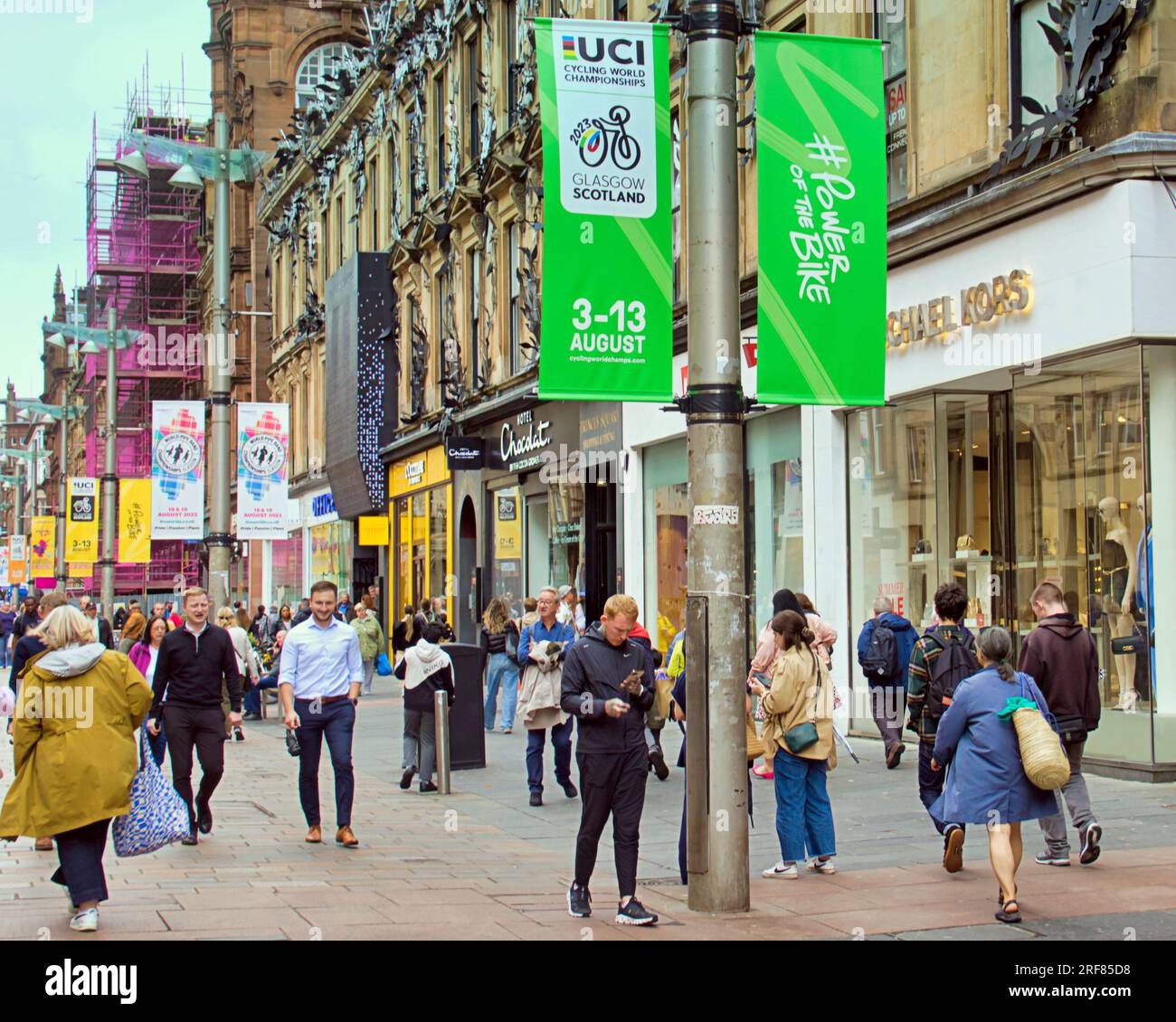 Glasgow, Écosse, Royaume-Uni 31 juillet 2023. Des barrières anti-terroristes UCI sont installées pour les championnats du monde dans les rues de la ville et canalisent les foules pour le contrôle des bagages avec la circulation et les barrières crédit Gerard Ferry/Alamy Live News Banque D'Images
