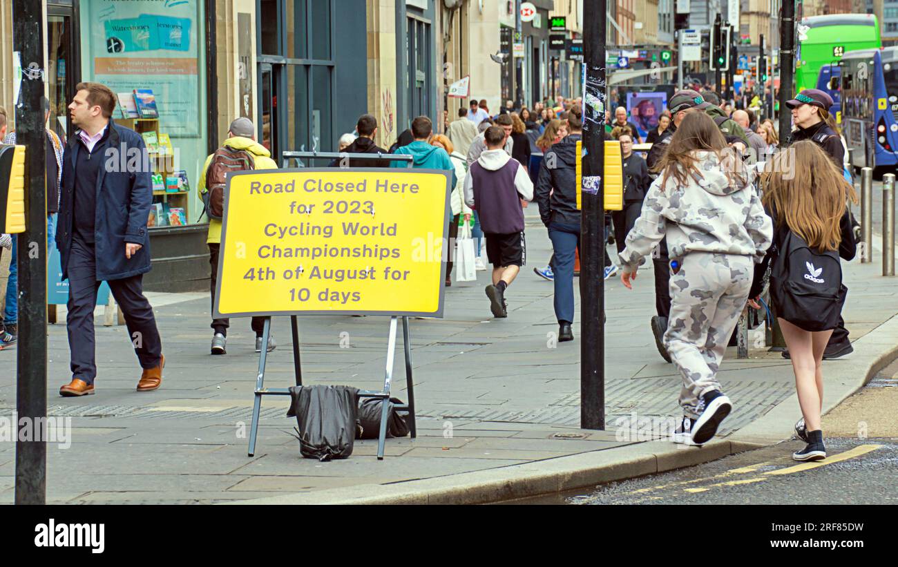 Glasgow, Écosse, Royaume-Uni 31 juillet 2023. Des barrières anti-terroristes UCI sont installées pour les championnats du monde dans les rues de la ville et canalisant les foules pour la vérification des bagages avec des panneaux de circulation et de barrières sont mis en place pour l'information du public. Crédit Gerard Ferry/Alamy Live News Banque D'Images