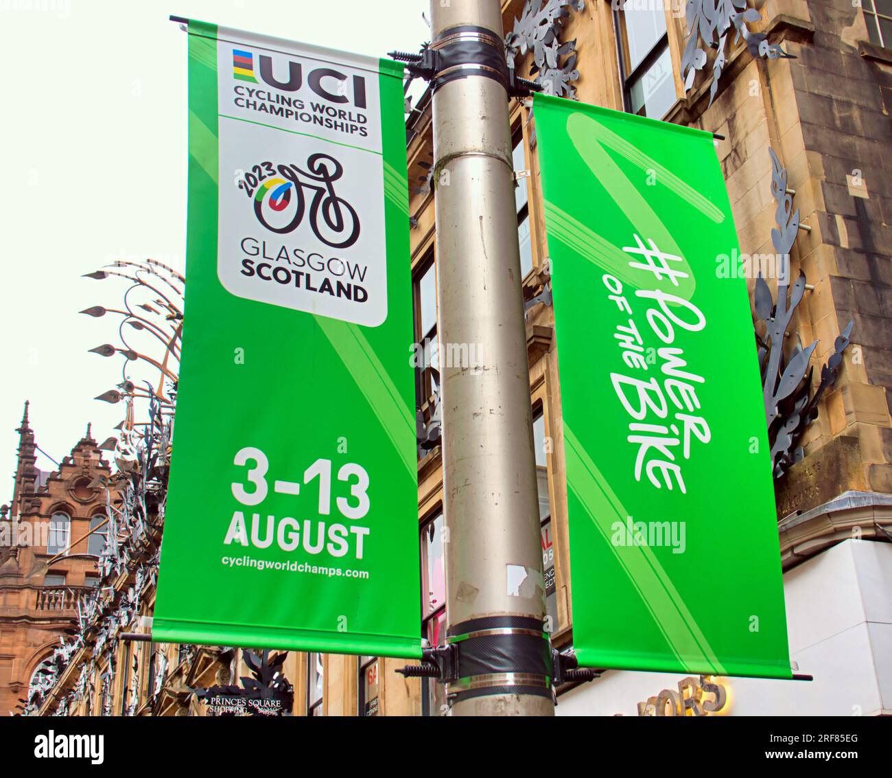 Glasgow, Écosse, Royaume-Uni 31 juillet 2023. Des barrières anti-terroristes UCI sont installées pour les championnats du monde dans les rues de la ville et canalisent les foules pour le contrôle des bagages avec la circulation et les barrières crédit Gerard Ferry/Alamy Live News Banque D'Images