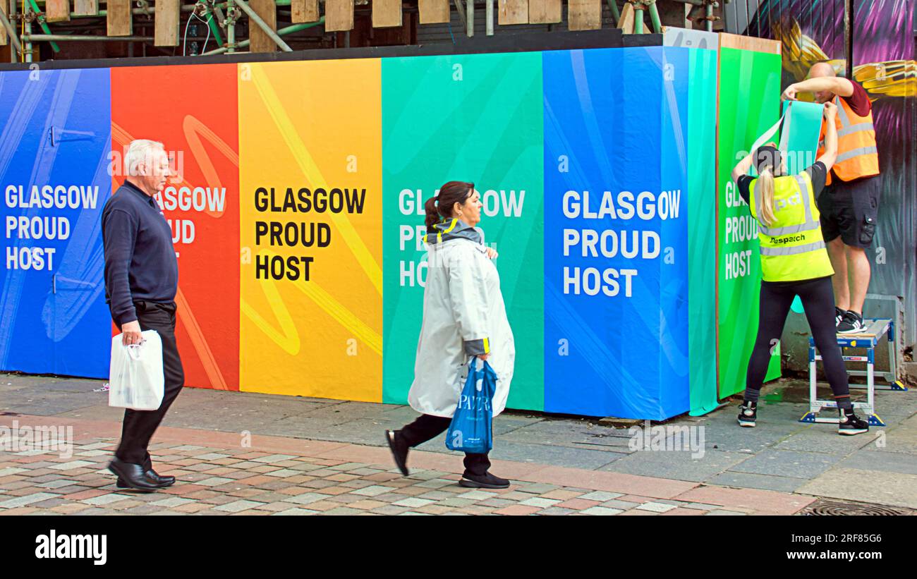 Glasgow, Écosse, Royaume-Uni 31 juillet 2023. Des barrières anti-terroristes UCI sont installées pour les championnats du monde dans les rues de la ville et canalisent les foules pour la vérification des bagages avec la circulation et les barrières. Les travailleurs font des corrections de dernière minute aux autocollants de rue. Crédit Gerard Ferry/Alamy Live News Banque D'Images
