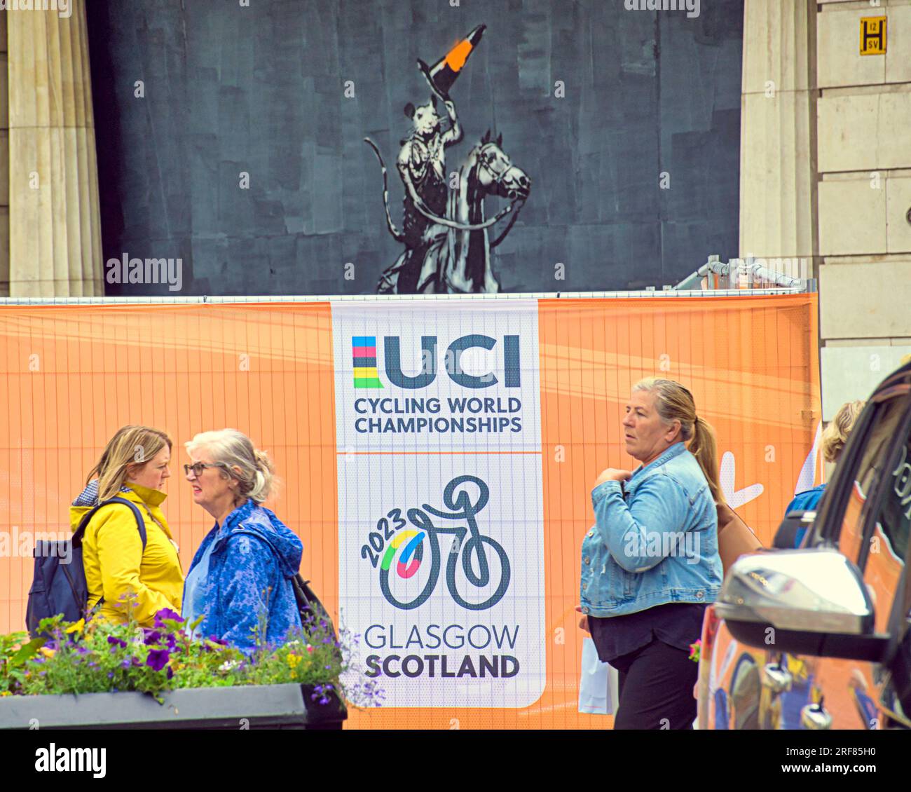 Glasgow, Écosse, Royaume-Uni 31 juillet 2023. Des barrières anti-terroristes UCI sont installées pour les championnats du monde dans les rues de la ville et canalisent les foules pour la vérification des bagages avec la circulation et les barrières. Banksie cône tête Duke Tribute sur Argyle Street lève son chapeau à la foule de l'uci. Crédit Gerard Ferry/Alamy Live News Banque D'Images