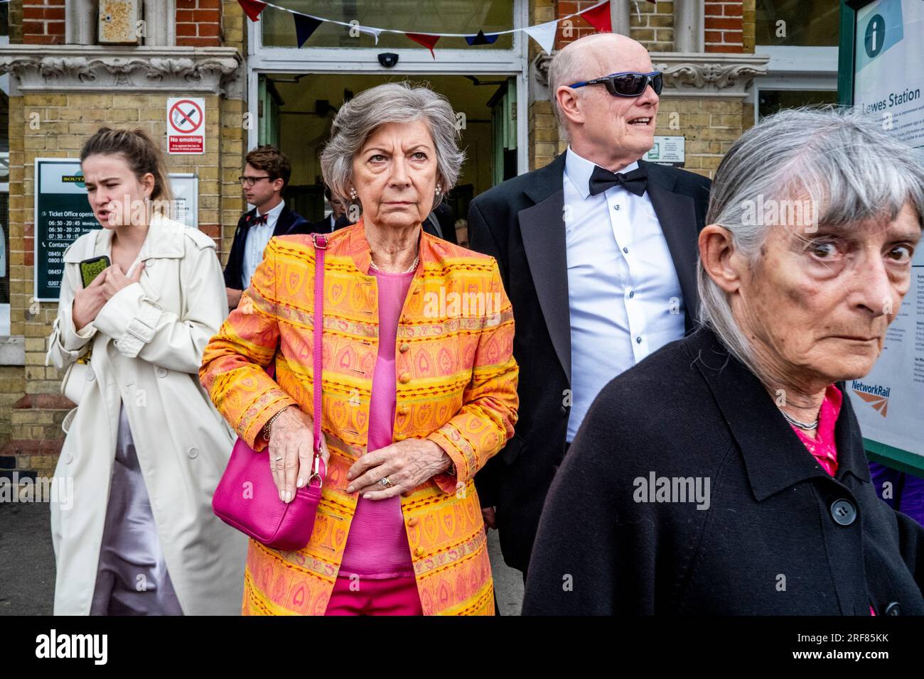 Les fans d'opéra arrivent à la gare de Lewes de Londres en route vers Glyndebourne Opera House, Lewes, East Sussex, Royaume-Uni. Banque D'Images