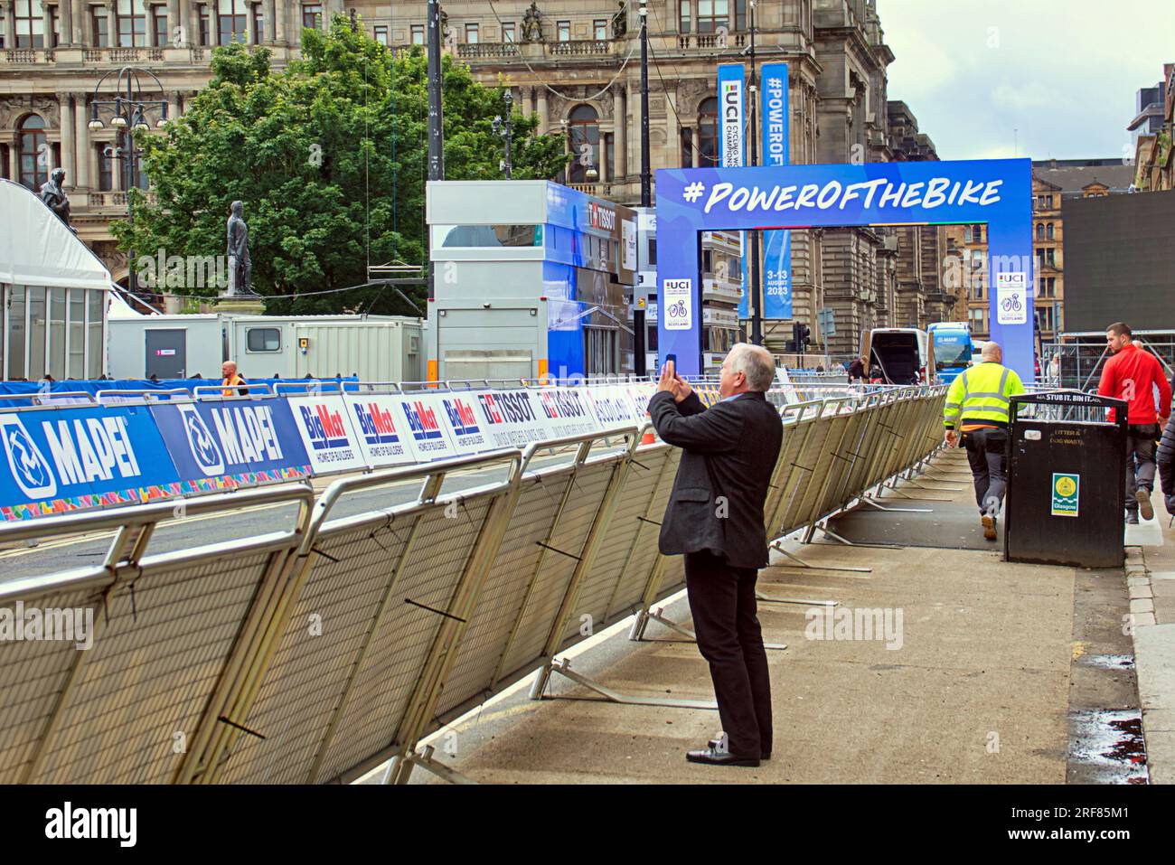 Glasgow, Écosse, Royaume-Uni 31 juillet 2023. Des barrières anti-terroristes UCI sont installées pour les championnats du monde dans les rues de la ville et canalisent les foules pour la vérification des bagages avec la circulation et les barrières. George Square voit la porte de la ligne de départ installée avec des barrières bordant le départ. Crédit Gerard Ferry/Alamy Live News Banque D'Images