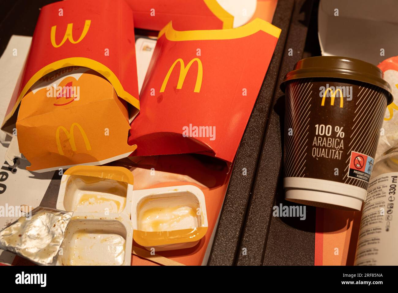 Déchets après avoir mangé de la nourriture McDonald's, du papier et du plastique emballages recyclables et non recyclables. 17 mai 2023, Vienne, Autriche Banque D'Images