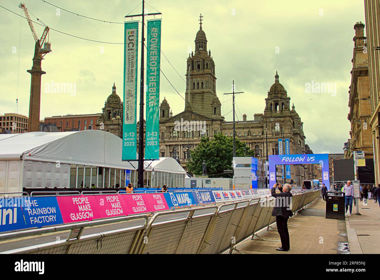 Glasgow, Écosse, Royaume-Uni 31 juillet 2023. Des barrières anti-terroristes UCI sont installées pour les championnats du monde dans les rues de la ville et canalisent les foules pour la vérification des bagages avec la circulation et les barrières. George Square voit la porte de la ligne de départ installée avec des barrières bordant le départ. Crédit Gerard Ferry/Alamy Live News Banque D'Images