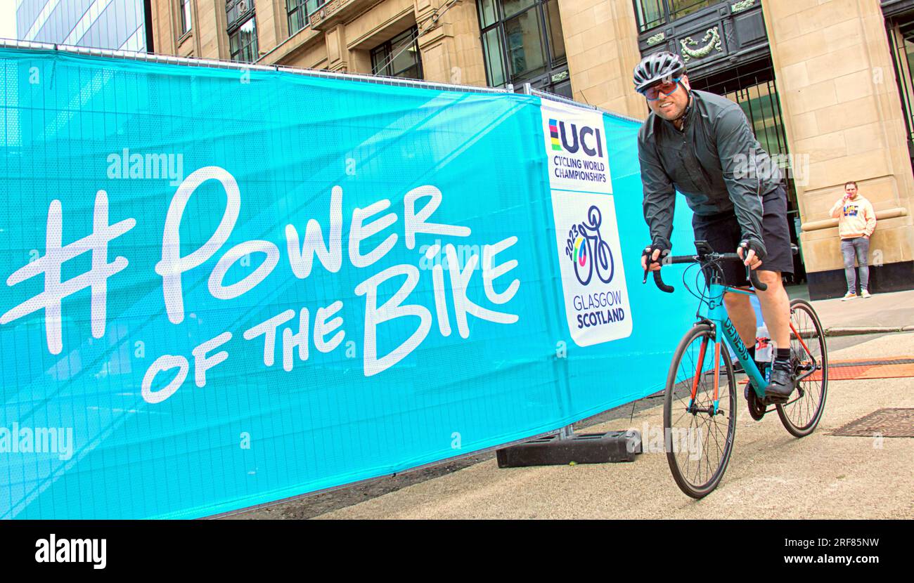 Glasgow, Écosse, Royaume-Uni 31 juillet 2023. Des barrières anti-terroristes UCI sont installées pour les championnats du monde dans les rues de la ville et canalisent les foules pour la vérification des bagages avec la circulation et les barrières. George Square voit la porte de la ligne de départ installée avec des barrières bordant le départ. Crédit Gerard Ferry/Alamy Live News Banque D'Images