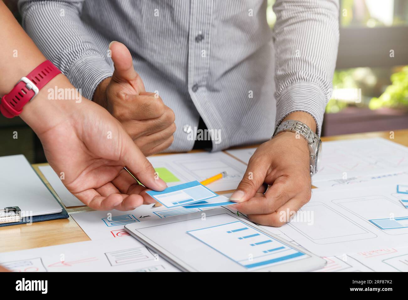 Les concepteurs d'interface utilisateur ou d'UX conçoivent sur leur projet prototype de mise en page d'applications pour smartphone. Banque D'Images