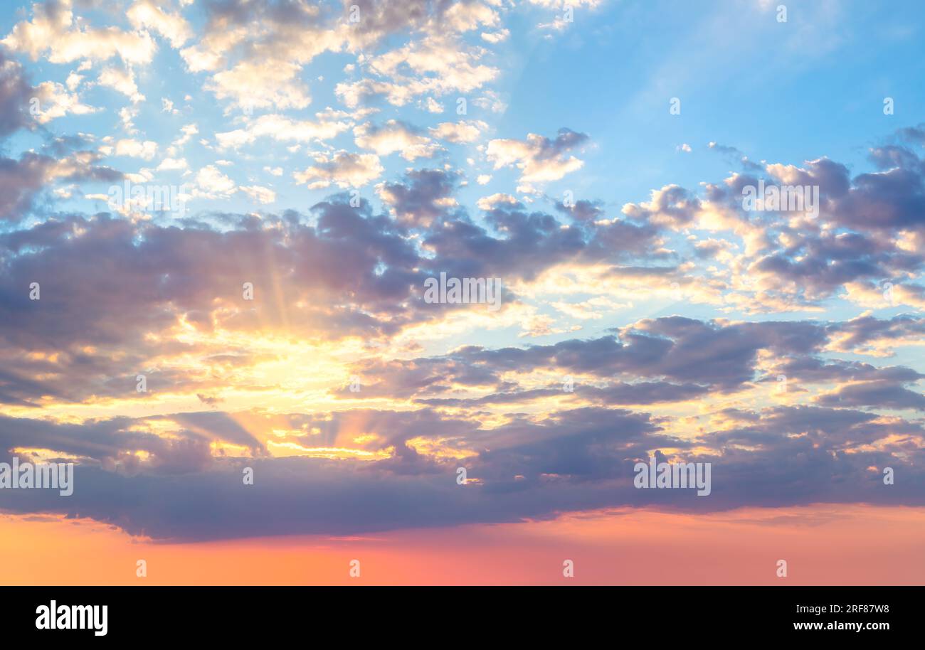 Vraies couleurs douces Panoramic Sunrise Sundown Sanset Sky avec des nuages colorés. Sans oiseaux. Grand ciel panoramique avec soleil. Banque D'Images