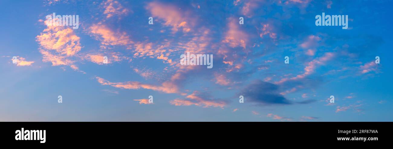Panorama du ciel réel au coucher du soleil avec des nuages de lumière rose. Douce couleur de l'aube, coucher de soleil. Grand format photo Banque D'Images