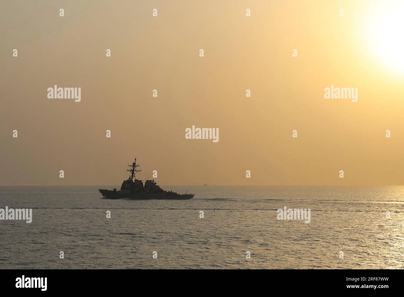 Détroit d'Ormuz, Oman. 27 juillet 2023. Aux États-Unis Le destroyer de missiles guidés de la classe Arleigh-burke de la marine USS Thomas Hudner patrouille les voies maritimes internationales au coucher du soleil, le 27 juillet 2023 dans le détroit d'Ormuz. Aux États-Unis La marine a intensifié ses patrouilles après que l'Iran ait harcelé les navires civils dans la région. Crédit : MC2 Kerri Kline/Planetpix/Alamy Live News Banque D'Images