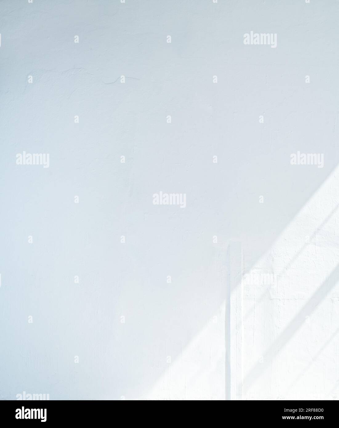 Fond de mur blanc abstrait à la journée ensoleillée Banque D'Images