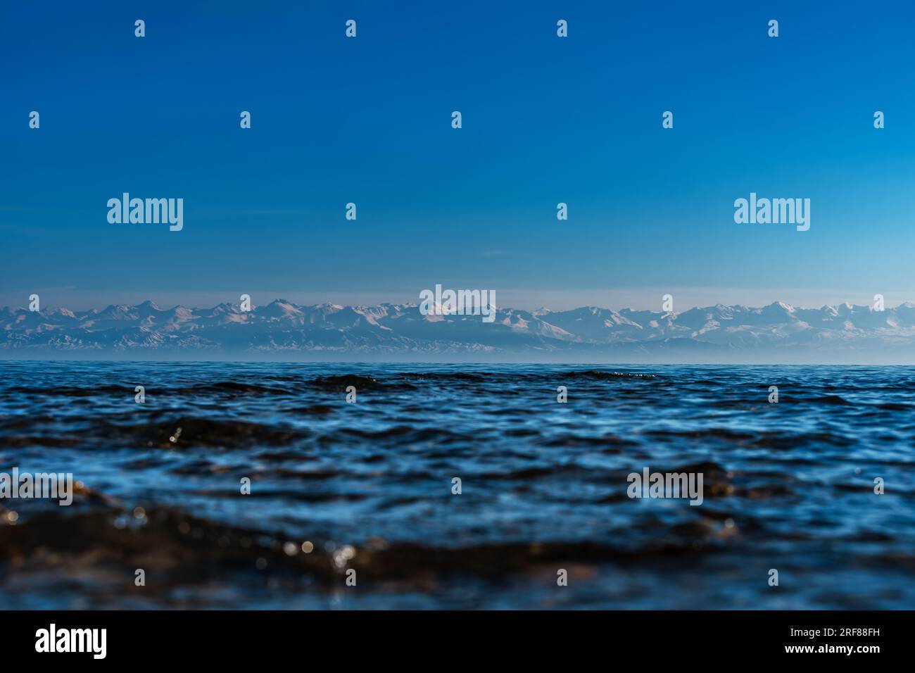 Lac Issyk-Kul avec vue sur les montagnes, Kirghizistan Banque D'Images