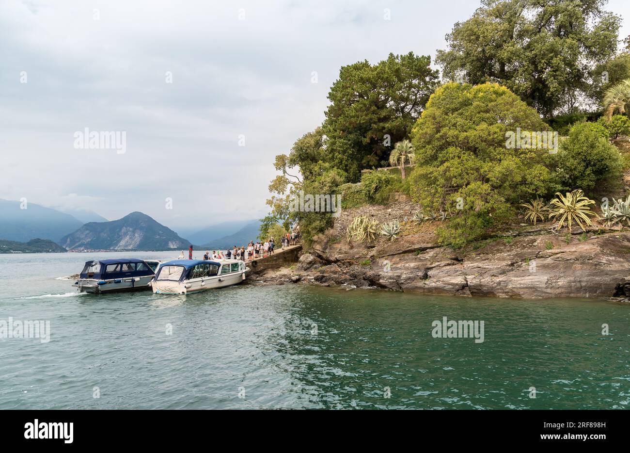 Isola Madre, Piémont, Italie - 6 septembre 2022 : Pier de l'Isola Madre avec des touristes attendant les bateaux pour la croisière sur le lac majeur. Banque D'Images