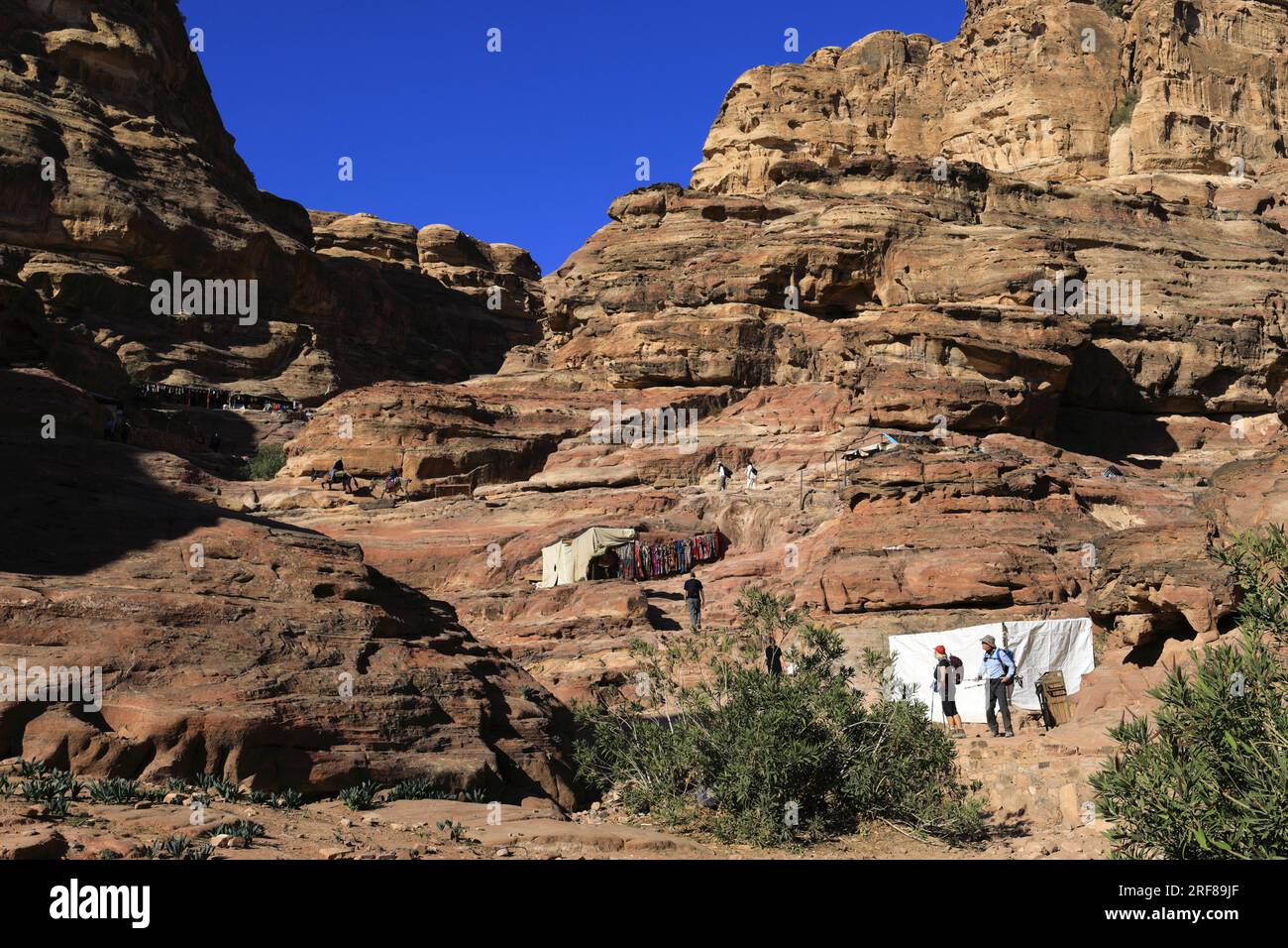 Les gens sur le sentier du monastère ad Deir jusqu'à la ville de Petra, site du patrimoine mondial de l'UNESCO, Wadi Musa, Jordanie, Moyen-Orient Banque D'Images