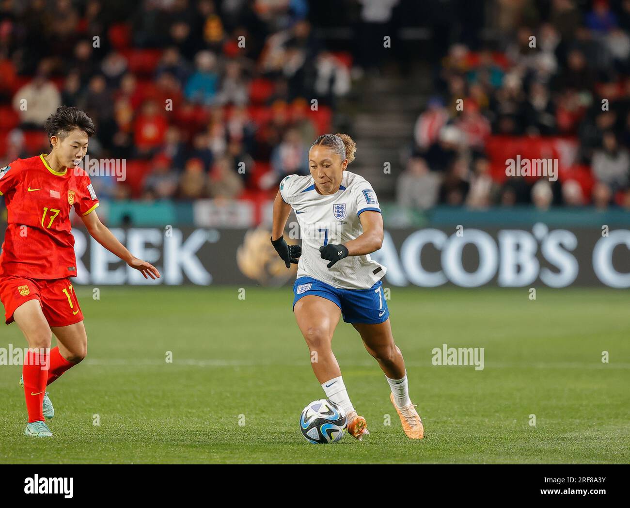 Adélaïde/Tarntanya, Australie, 1 août 2023, coupe du monde féminine de la FIFA (Groupe D - match #39) Angleterre vs Chine, la chinoise Chengshu WU s'empare de l'avant anglaise (et joueuse du match) Lauren JAMES Credit : Mark Willoughby/Alamy Live News Banque D'Images