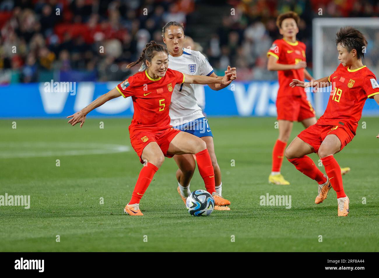 Adélaïde/Tarntanya, Australie, 1 août 2023, coupe du monde féminine de la FIFA (Groupe D - Match #39) Angleterre vs Chine, Haiyan WU de Chine tente désespérément de garder possession contre l'anglaise Lauren JAMES (joueuse du match) crédit : Mark Willoughby/Alamy Live News Banque D'Images