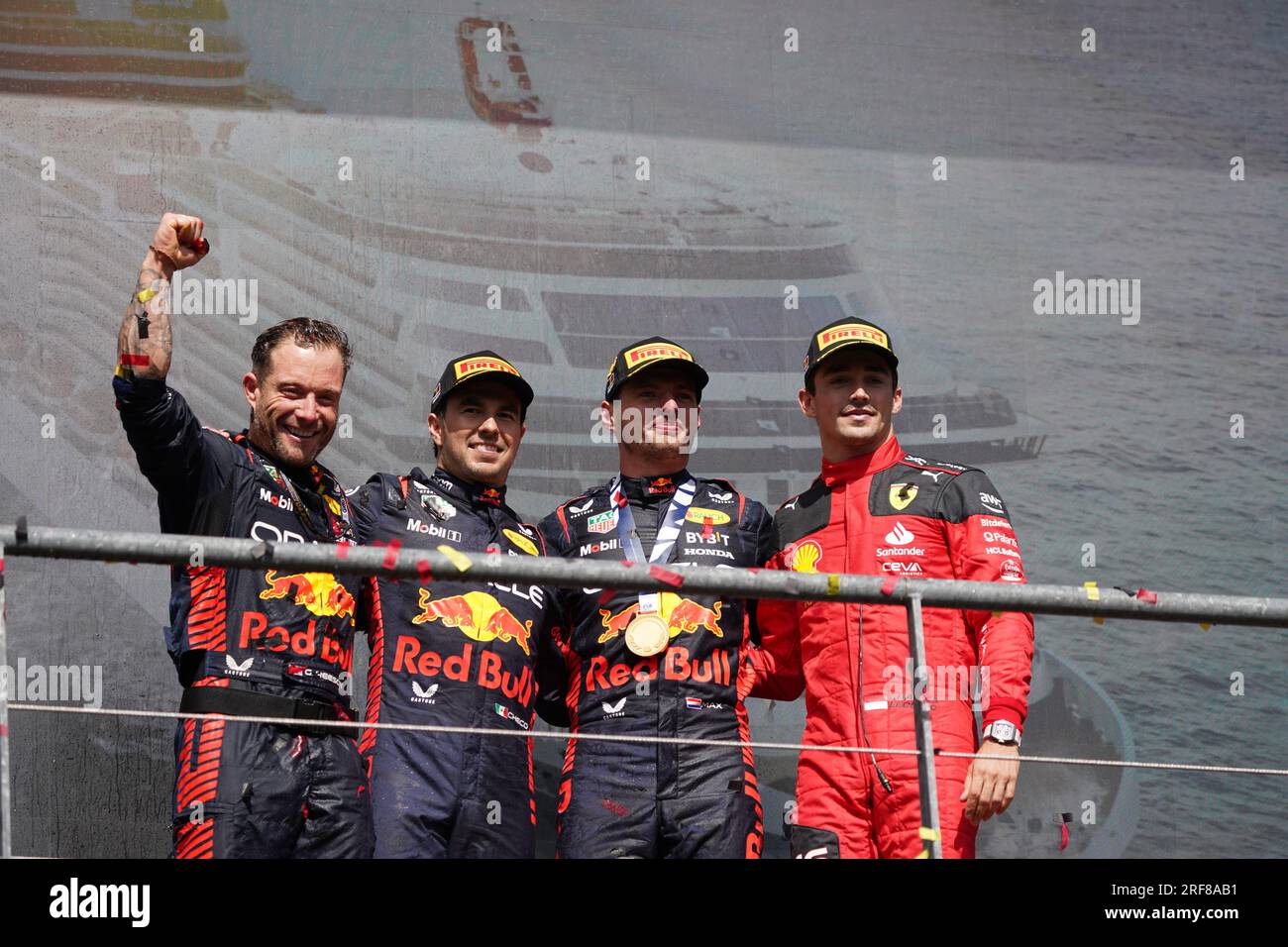 Max Verstappen des pays-Bas au volant de la (1) Oracle Red Bull Racing RB19 Honda RBPT, Sergio Perez du Mexique au volant de la (11) Oracle Red Bull Racing RB19 Honda RBPT et Charles Leclerc de Monaco au volant de la (16) Scuderia Ferrari SF-23 Ferrari sur le podium après le Grand Prix de Belgique de Formule 1 MSC Cruises 2023 le 30 juillet 2023 à Francorchamps, Belgique. Crédit : Luca Rossini/E-Mage/Alamy Live News Banque D'Images