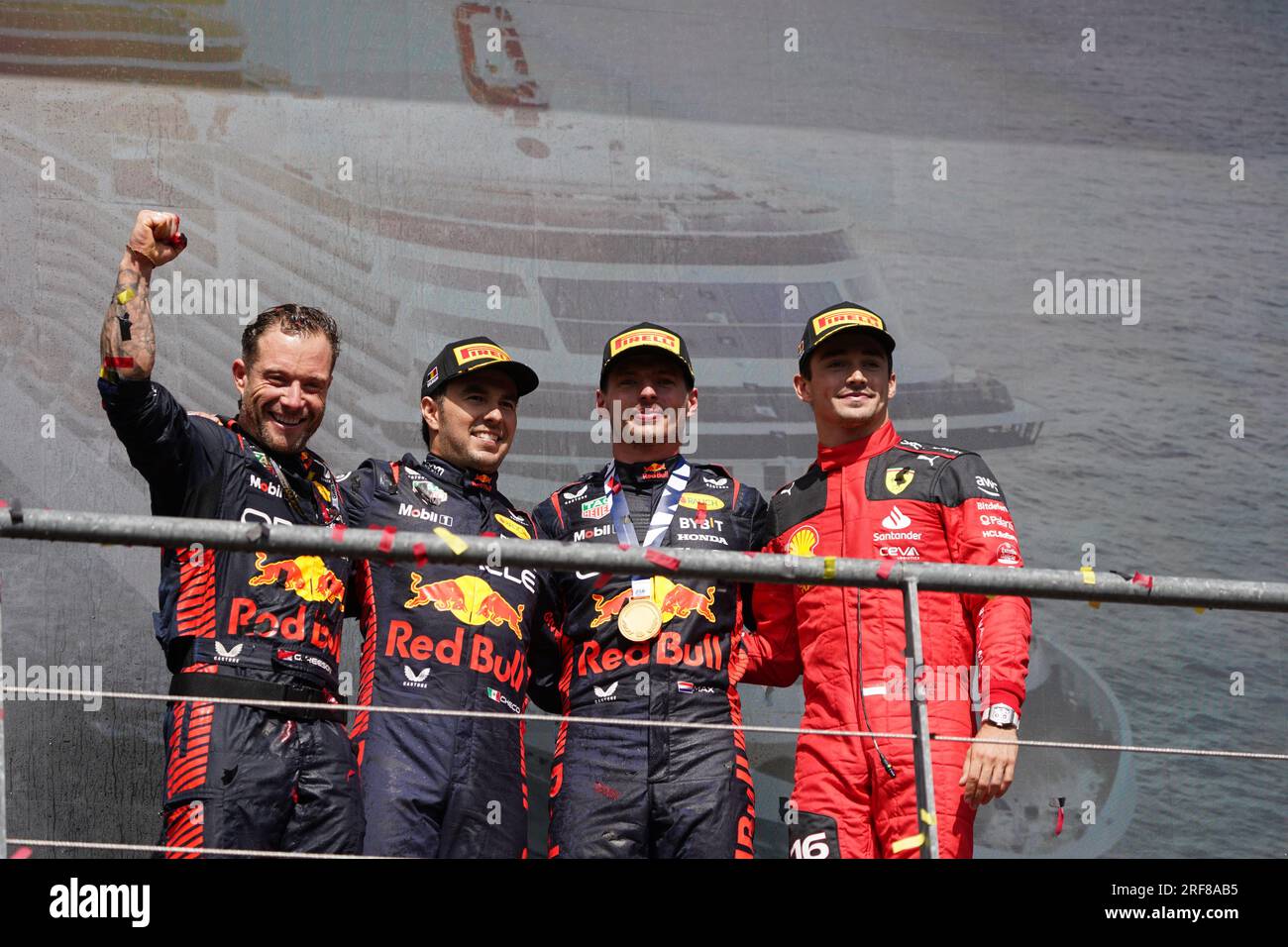 Max Verstappen des pays-Bas au volant de la (1) Oracle Red Bull Racing RB19 Honda RBPT, Sergio Perez du Mexique au volant de la (11) Oracle Red Bull Racing RB19 Honda RBPT et Charles Leclerc de Monaco au volant de la (16) Scuderia Ferrari SF-23 Ferrari sur le podium après le Grand Prix de Belgique de Formule 1 MSC Cruises 2023 le 30 juillet 2023 à Francorchamps, Belgique. Crédit : Luca Rossini/E-Mage/Alamy Live News Banque D'Images