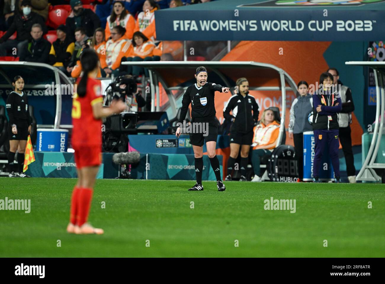 Adélaïde, Australie. 1 août 2023. L'arbitre Casey Reibelt décerne un penalty-kick à la Chine lors du match du groupe D entre la Chine et l'Angleterre lors de la coupe du monde féminine de la FIFA 2023 à Adélaïde, Australie, le 1 août 2023. Crédit : Li Yibo/Xinhua/Alamy Live News Banque D'Images