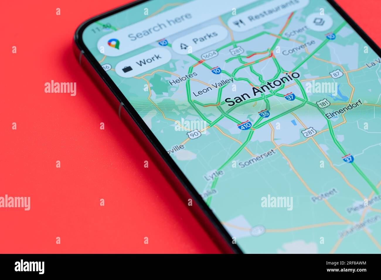 New York, USA - 21 juillet 2023 : circulation automobile à San Antonio sur google maps en vue rapprochée de l'écran smartphone Banque D'Images