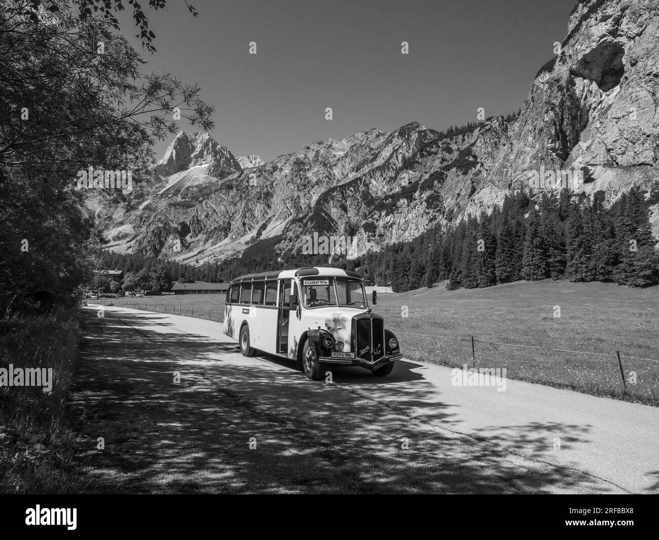 Nostalgique autocar de passagers Gramai Alm des années 1930 traversant les montagnes de Karwendal près de Pertisau et du lac Achensee dans le Tyrol autrichien. Banque D'Images