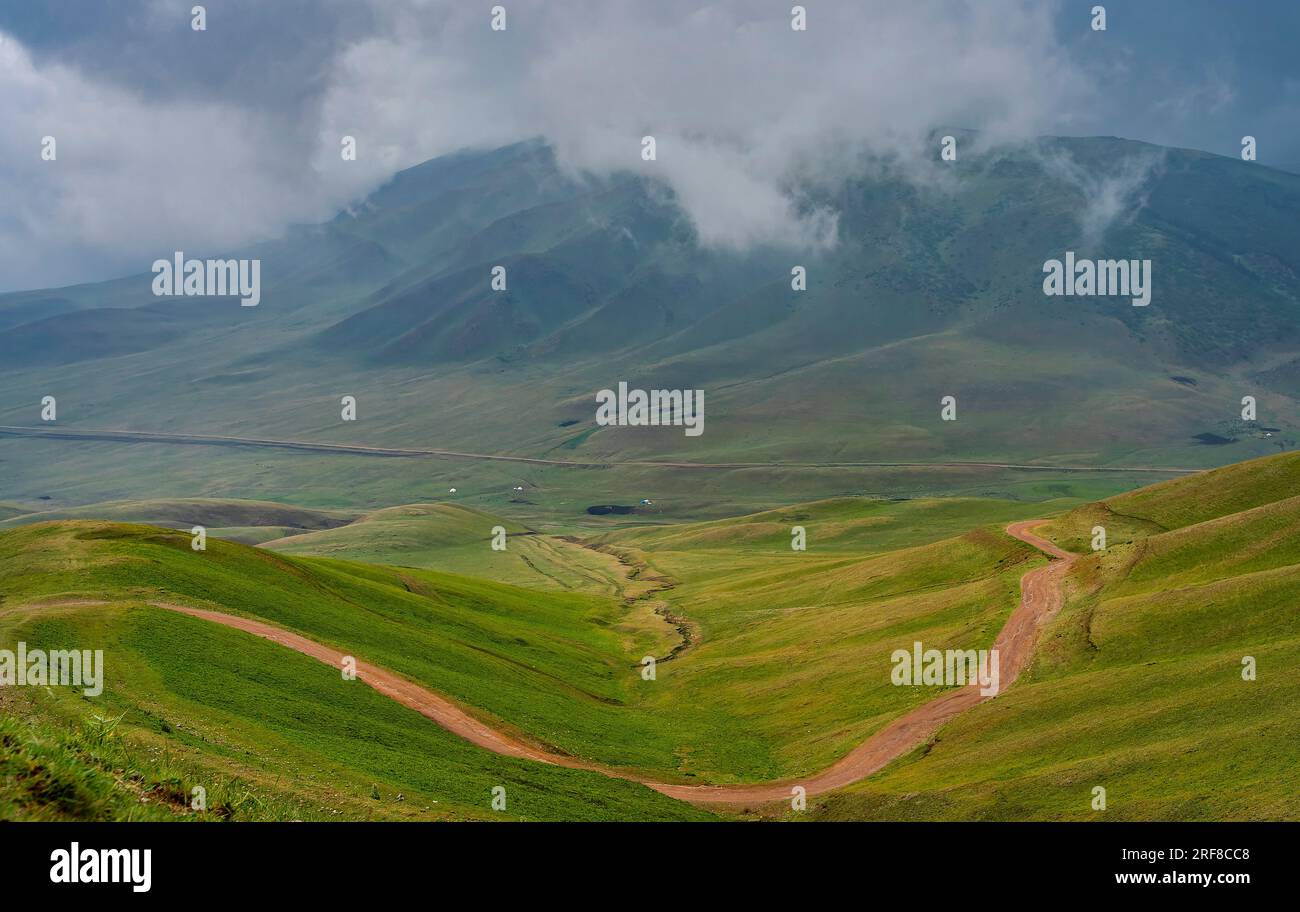 Paysage d'été avec des collines verdoyantes et ciel nuageux. Plateau Assy, Kazakhstan. Banque D'Images