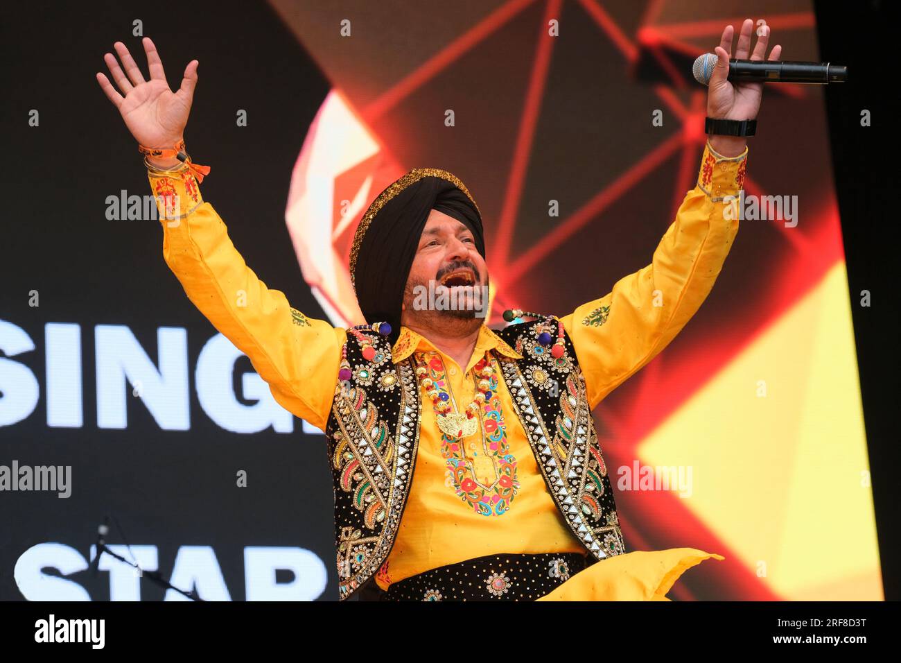 Punjabi basé en Angleterre, chanteur de bhangra, Malkit Singh se produisant au festival de musique Womad, Charlton Park, Royaume-Uni. 30 juillet 2023 Banque D'Images