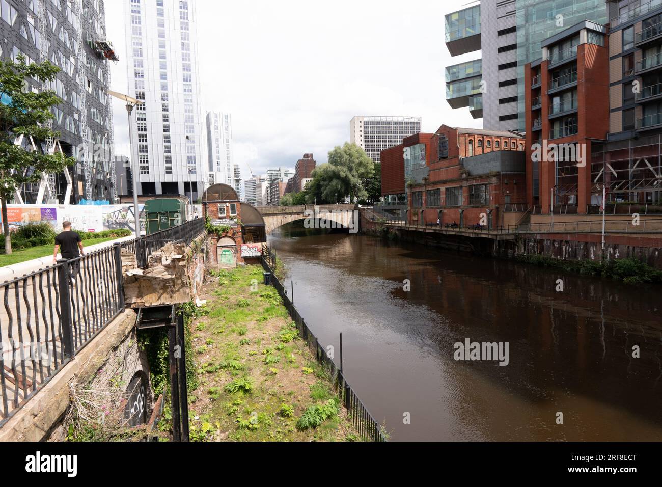 Pub Mark Addy inondé. Salford, arrondissement du Grand Manchester. La rivière divise Salford et Manchester. Banque D'Images