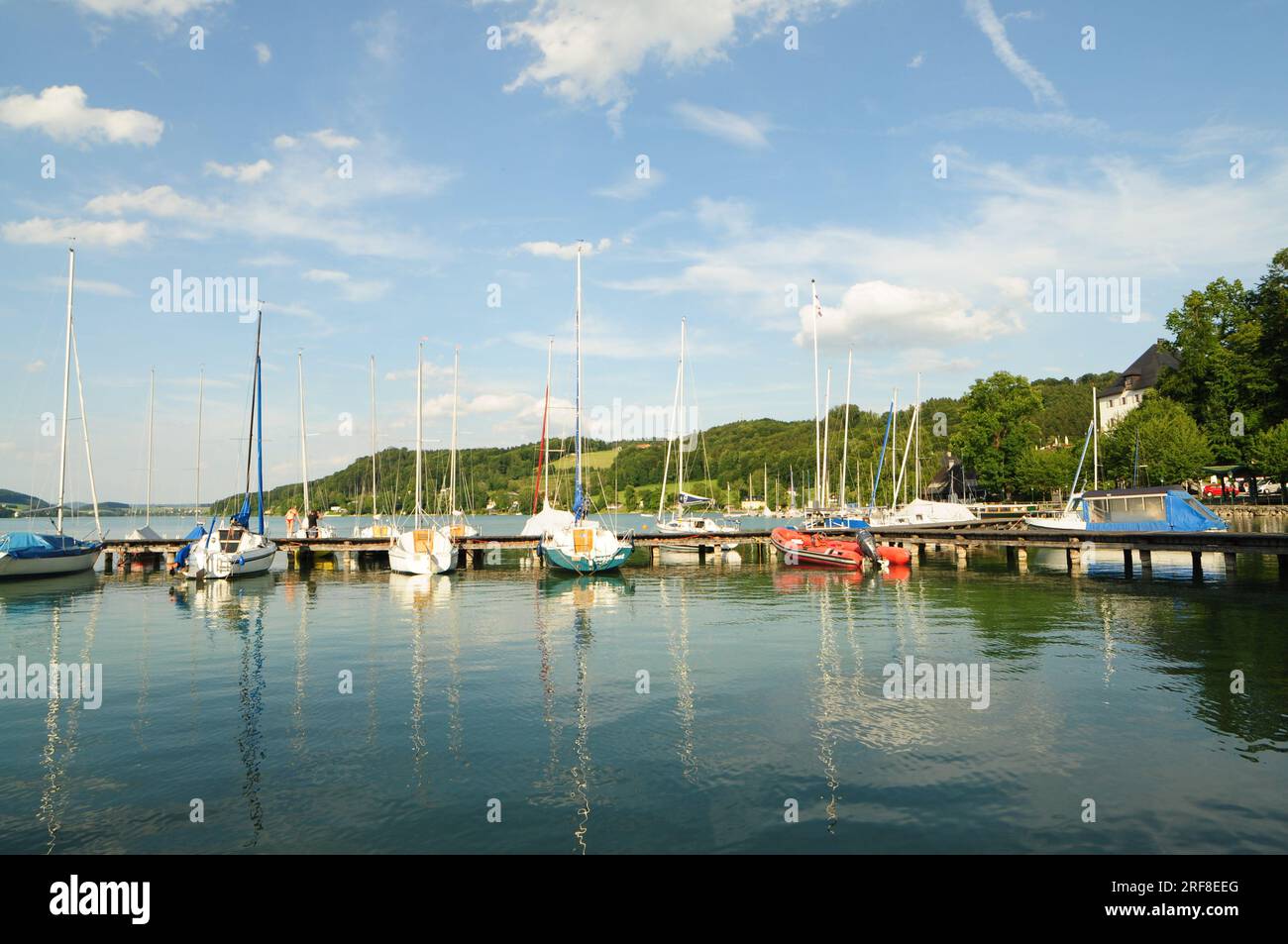 Port paisible : reflet tranquille du voilier sur la jetée Banque D'Images