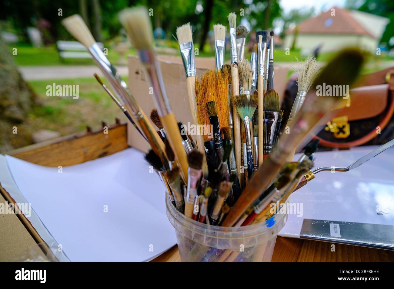 Gros plan de brosses usagées et nettoyées de différentes formes et tailles, brosses à poils naturels dans un seau, outils. Passe-temps créatif, équipement de peintre backgr Banque D'Images