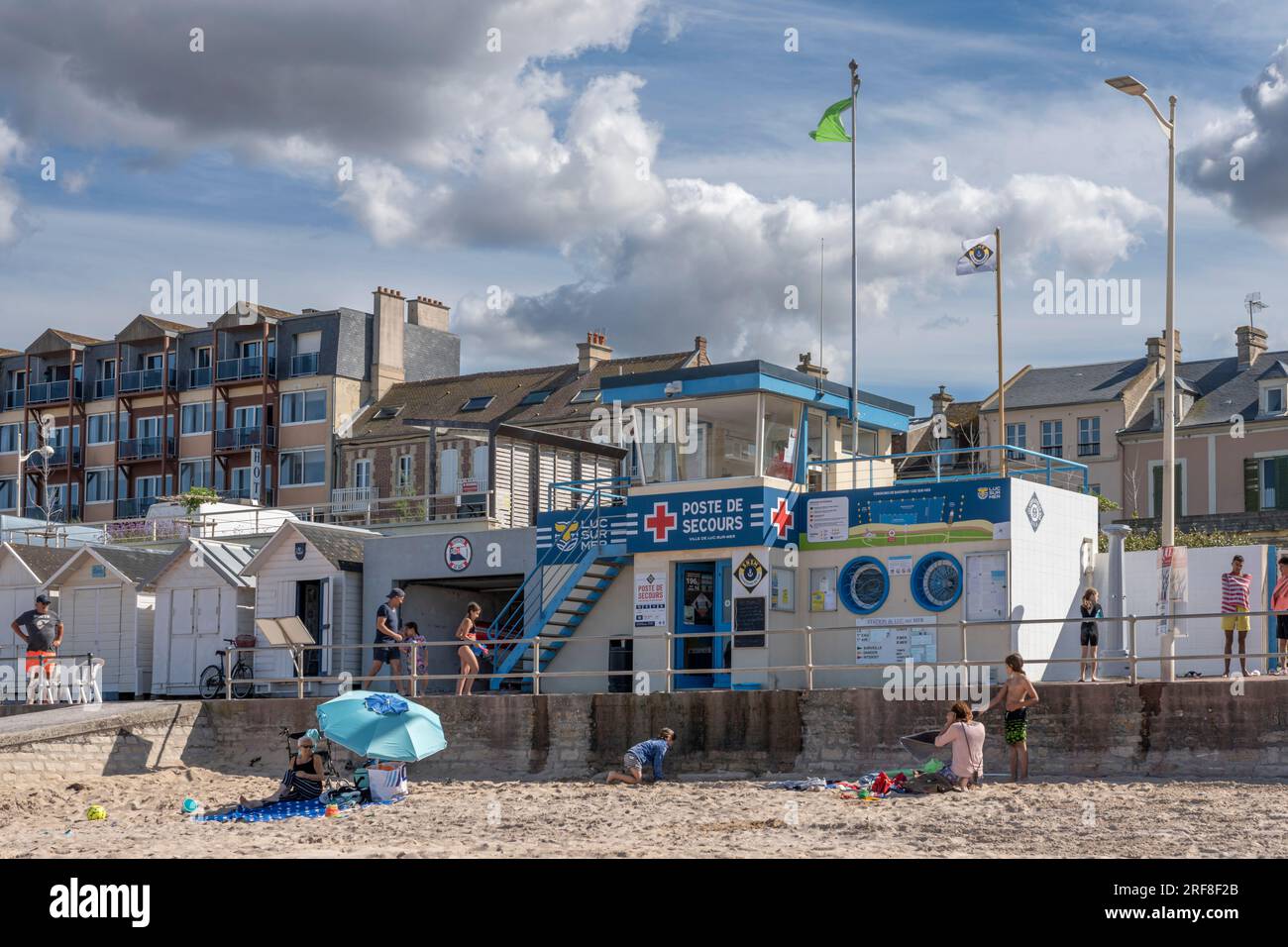 Saint-Aubin-sur-Mer, France - 07 17 2023 : vue sur le centre de secours sur la jetée et les gens sur la plage Banque D'Images