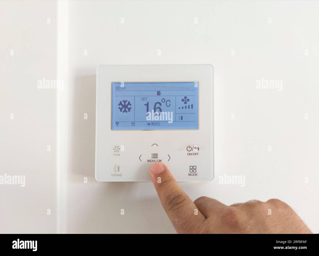 Réglage de la climatisation de la pièce avec écran électronique. 16 degrés  celsius ajustement froid Photo Stock - Alamy