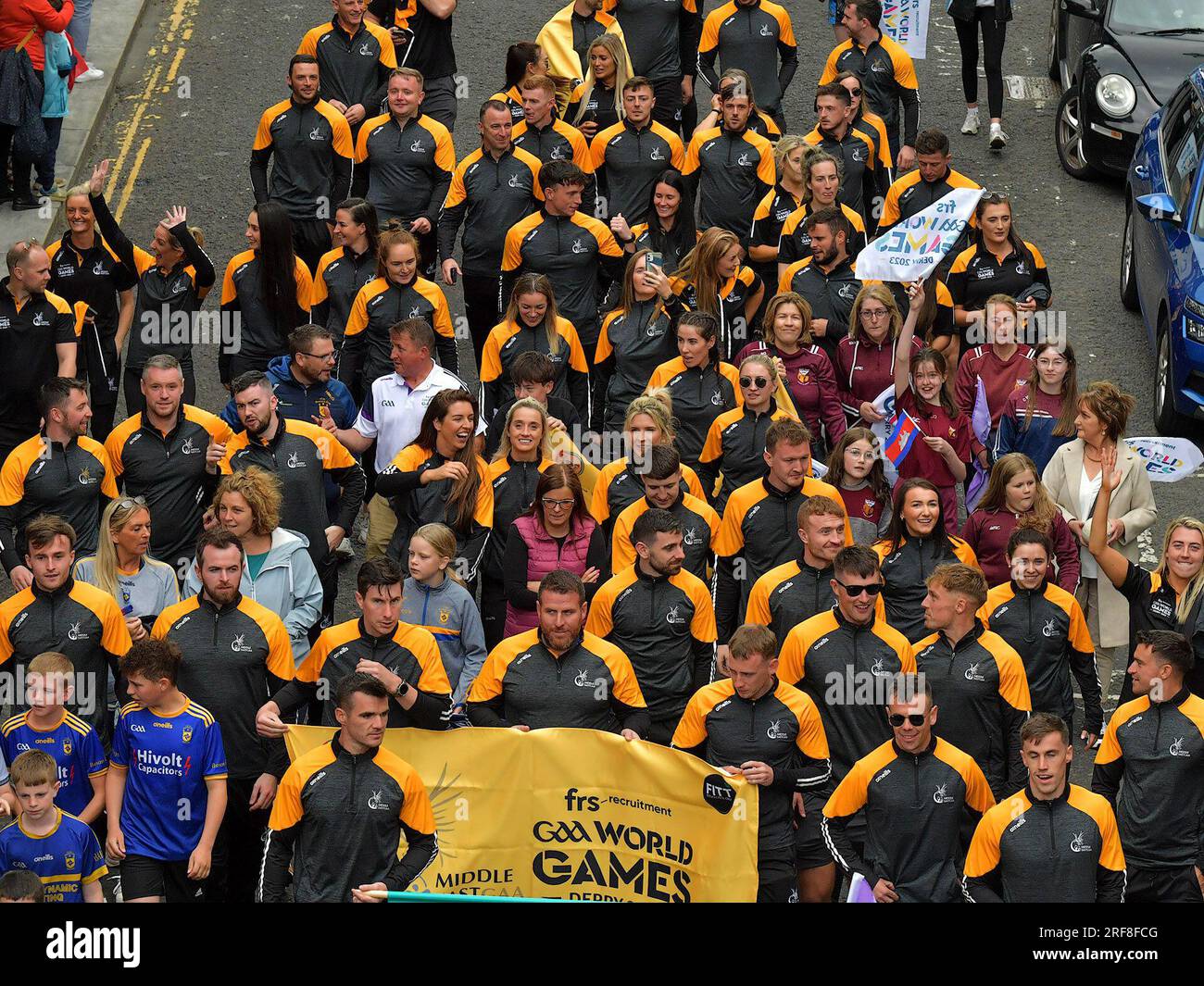 L'équipe du Moyen-Orient participant aux Jeux mondiaux de la GAA 2023 participe au défilé d'ouverture à Derry, en Irlande du Nord. Photo : George Sweeney/Alamy Banque D'Images