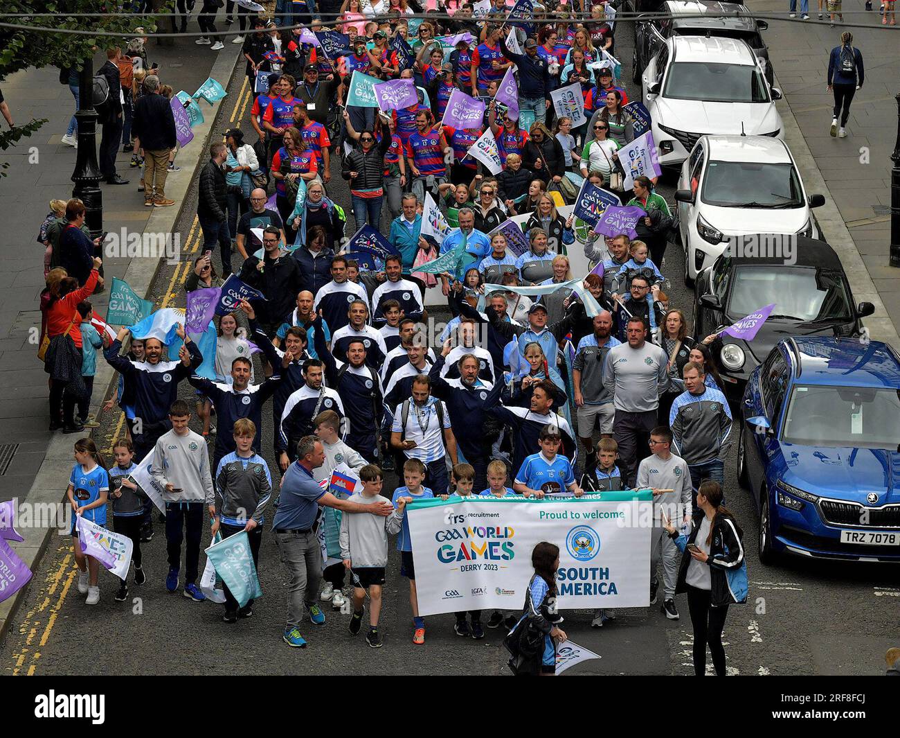 L'équipe Argentine participant aux Jeux mondiaux de la GAA 2023 participe au défilé d'ouverture à Derry, en Irlande du Nord. Photo : George Sweeney/Alamy Banque D'Images