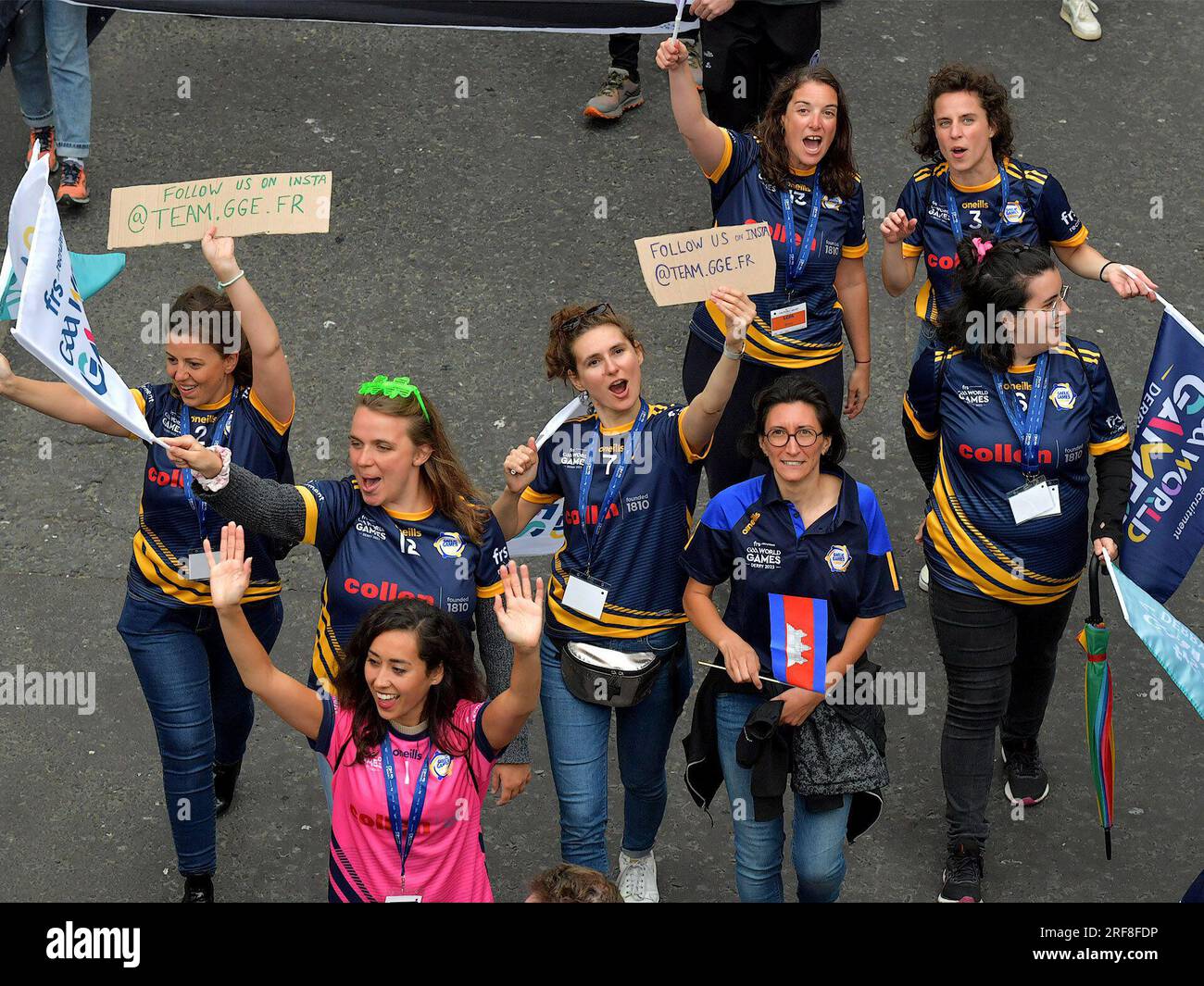 Les dames de l'équipe de France Blue participant aux Jeux mondiaux GAA 2023 participent au défilé d'ouverture à Derry, en Irlande du Nord. Photo : George Sweeney/Alamy Banque D'Images