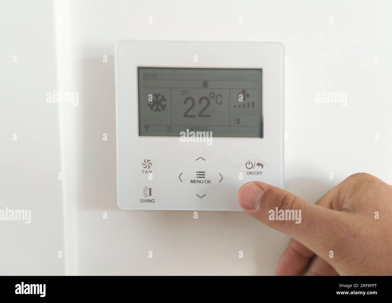 Réglage de la climatisation de la pièce avec écran électronique. 22 degrés  celsius ajustement froid Photo Stock - Alamy