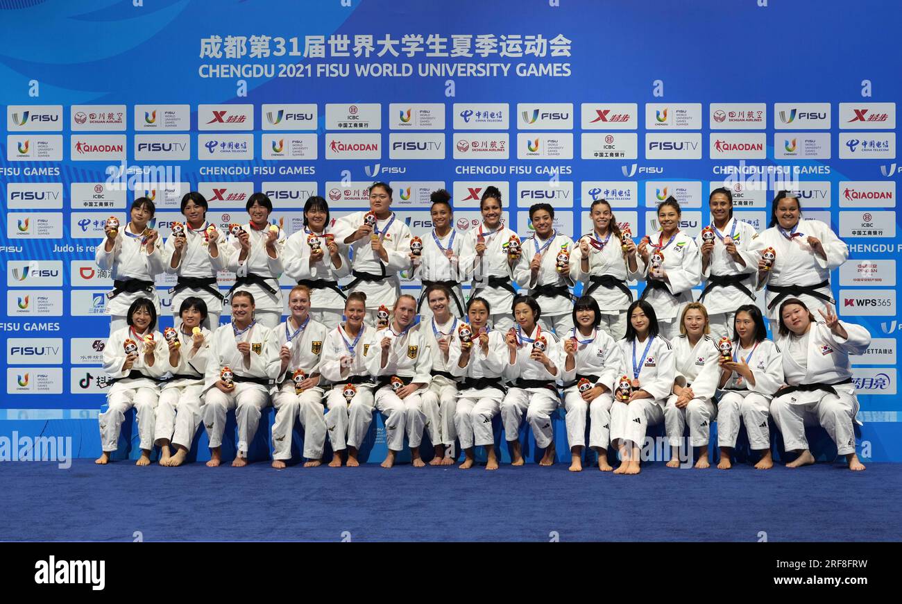 Chengdu, province chinoise du Sichuan. 1 août 2023. Médaillés d'or équipe Japon (G), médaillés d'argent équipe Allemagne (C), médaillés de bronze équipe Brésil (R arrière) et équipe Corée du Sud posent pour une photo de groupe lors de la cérémonie de remise de prix pour l'équipe féminine de judo aux 31e Jeux mondiaux universitaires d'été de la FISU à Chengdu, dans la province du Sichuan, dans le sud-ouest de la Chine, le 1 août 2023. Crédit : Li Xin/Xinhua/Alamy Live News Banque D'Images