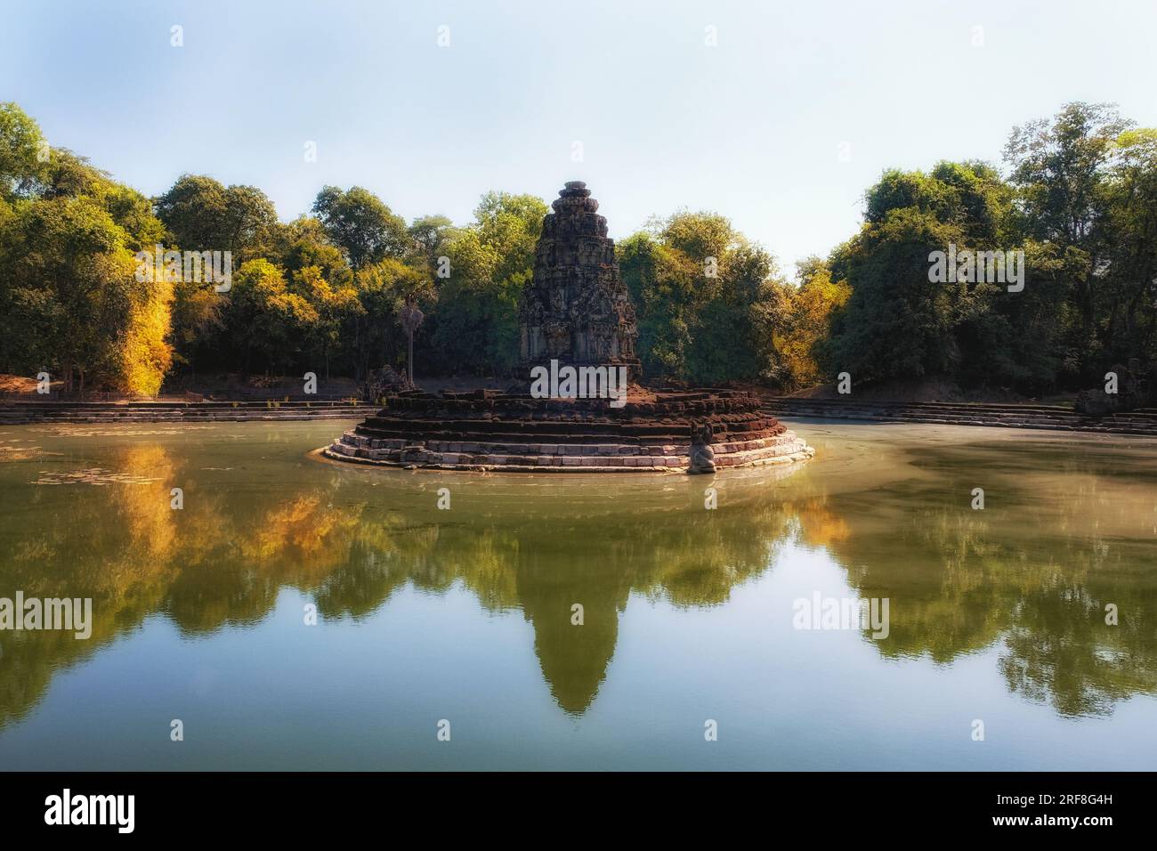 Monument Jayatataka, initialement un temple royal hindou et maintenant lié à des symboles bouddhistes, situé sur une île dans le centre de baray, imitant le s. Banque D'Images