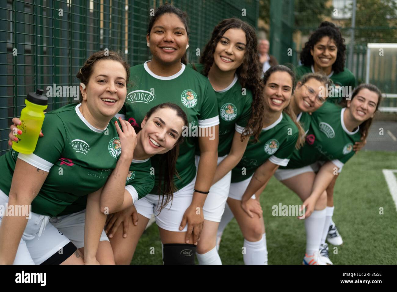 Une équipe féminine de football composée de Brésiliens vivant à Dublin, en Irlande. Banque D'Images