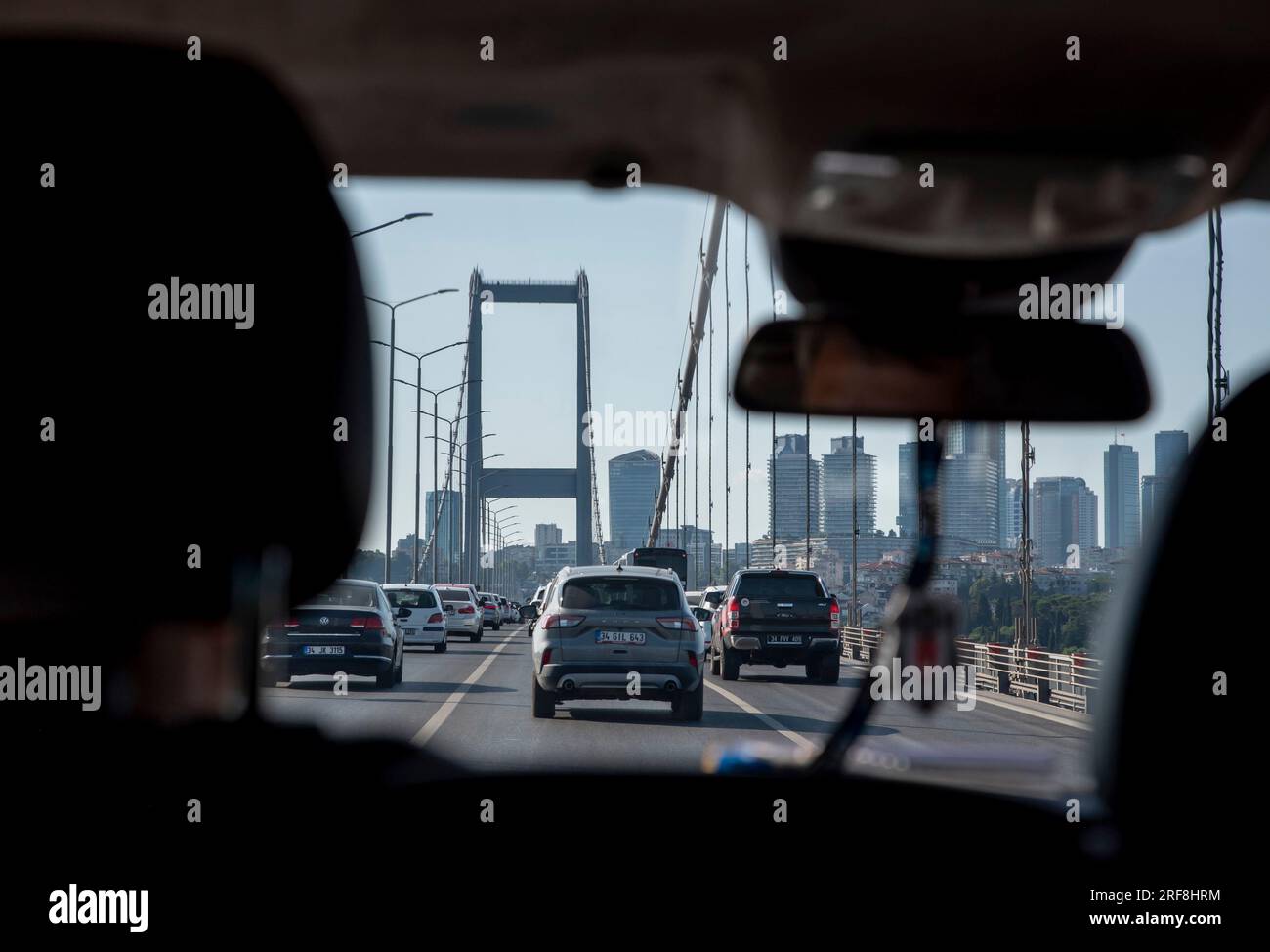 Voyager vers l'ouest dans un taxi à travers le pont du Bosphore qui relie la partie asiatique d'Istanbul avec la partie ouest. Banque D'Images