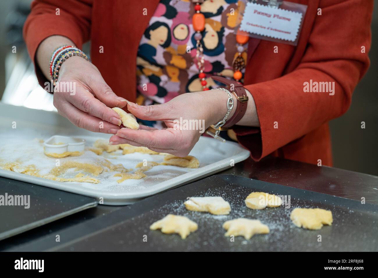 Atelier culinaire dans une résidence de service senior, animation, préparation et dégustation de biscuits au sirop d'érable. Banque D'Images