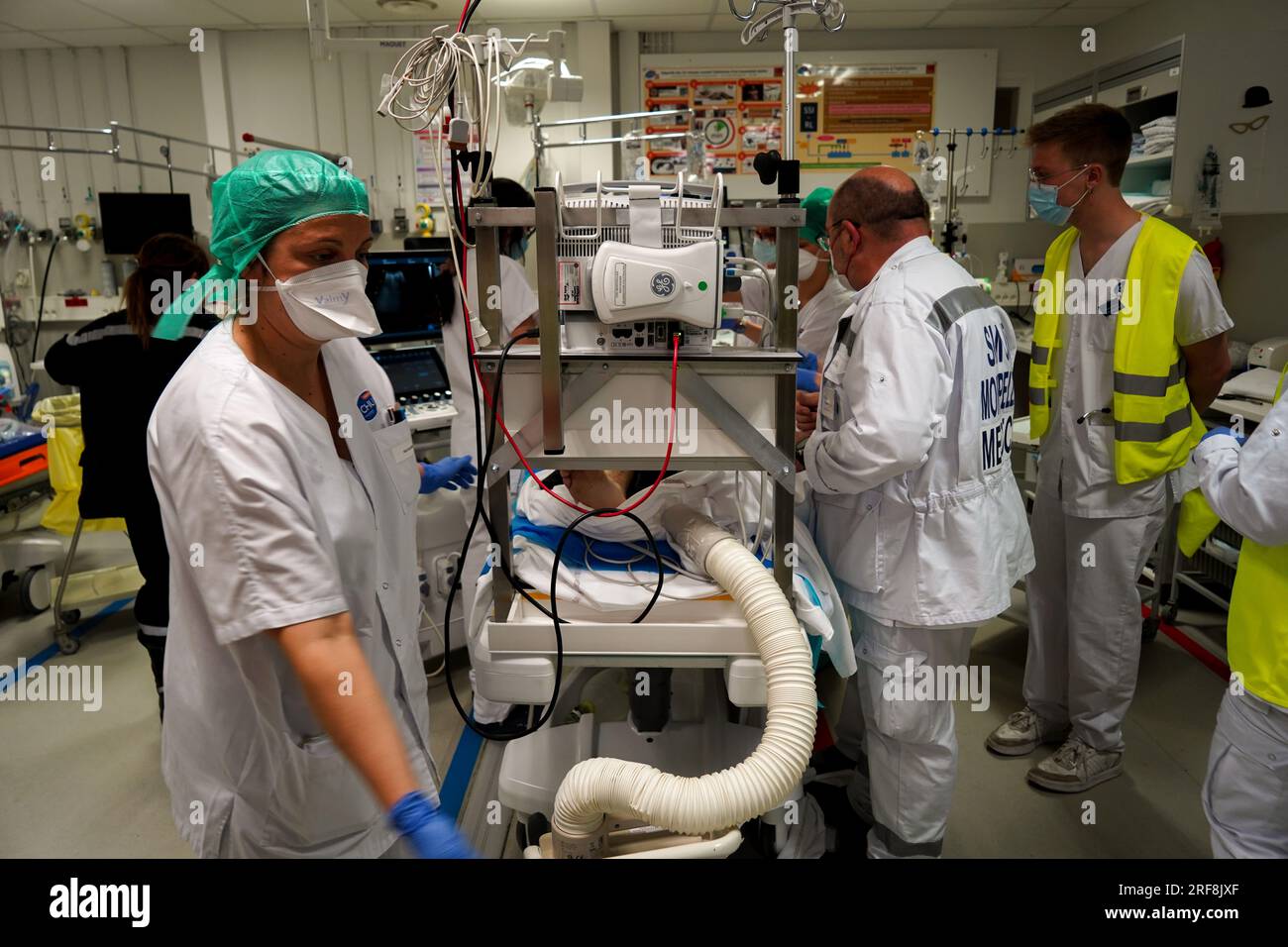 Le service d’urgence SMUR intervient dans toute la région 24 heures sur 24, 7 jours sur 7. Banque D'Images