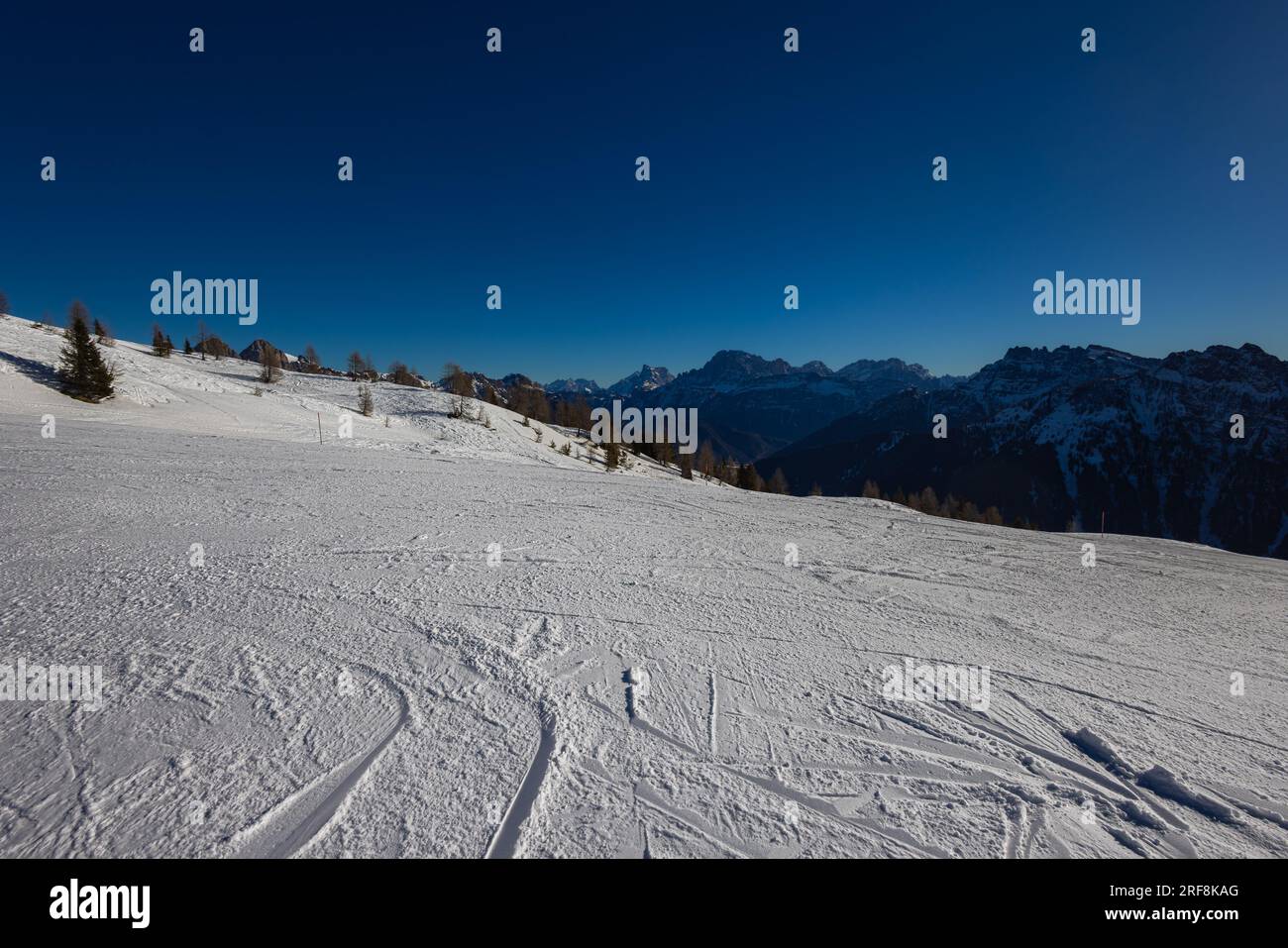 Belle vue panoramique alpine sur les montagnes enneigées, belles montagnes européennes d'hiver en Italie Dolomites, lope pour les skieurs de fond et de descente Banque D'Images